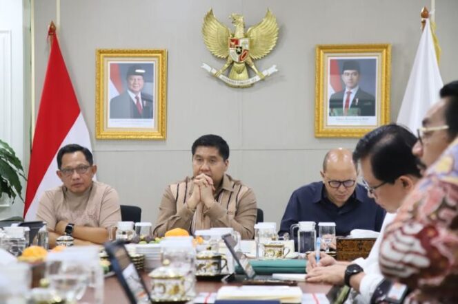 
					Menteri Dalam Negeri Tito Karnavian (Kiri) saat mengikuti Rapat Lanjutan Pembahasan Pembangunan Hunian Tetap (Huntap) Pascabencana di Wilayah Sumatera yang digelar secara daring dari Jakarta, Minggu (28/12/2025).. ( Foto: Kasuspen Kemendagri)