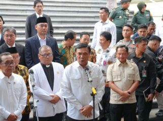 Mendagri Tito Karnavian (Kanan) saat mendampingi Menko Polkam Djamari Chaniago. (Foto : Kemendagri)