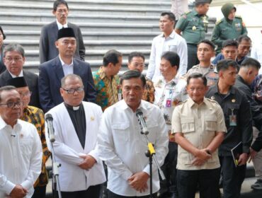 Mendagri Tito Karnavian (Kanan) saat mendampingi Menko Polkam Djamari Chaniago. (Foto : Kemendagri)