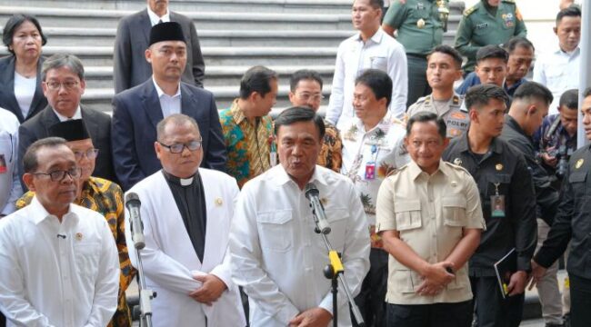 Mendagri Tito Karnavian (Kanan) saat mendampingi Menko Polkam Djamari Chaniago. (Foto : Kemendagri)