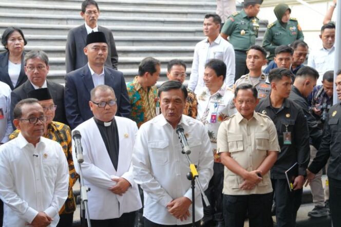 
					Mendagri Tito Karnavian (Kanan) saat mendampingi Menko Polkam Djamari Chaniago. (Foto : Kemendagri)