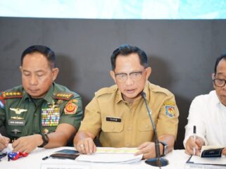 Menteri Dalam Negeri (Mendagri) Muhammad Tito Karnavian saat Konferensi Pers Pemulihan dan Rencana Strategis Pascabencana Jelang Akhir Tahun di Posko Terpadu Lapangan Udara Halim Perdanakusuma, Jakarta, Senin (29/12/2025).. (Foto; Puspen Kemendagri)