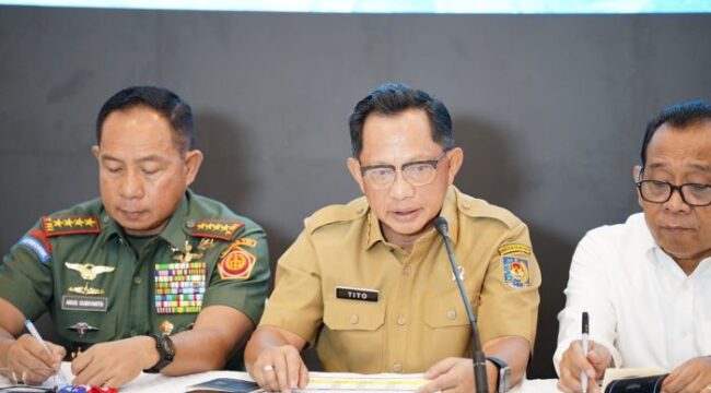 Menteri Dalam Negeri (Mendagri) Muhammad Tito Karnavian saat Konferensi Pers Pemulihan dan Rencana Strategis Pascabencana Jelang Akhir Tahun di Posko Terpadu Lapangan Udara Halim Perdanakusuma, Jakarta, Senin (29/12/2025).. (Foto; Puspen Kemendagri)