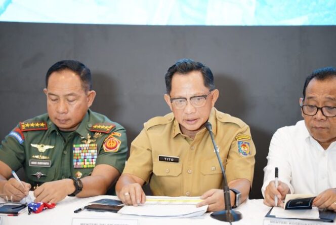 
					Menteri Dalam Negeri (Mendagri) Muhammad Tito Karnavian saat Konferensi Pers Pemulihan dan Rencana Strategis Pascabencana Jelang Akhir Tahun di Posko Terpadu Lapangan Udara Halim Perdanakusuma, Jakarta, Senin (29/12/2025).. (Foto; Puspen Kemendagri)