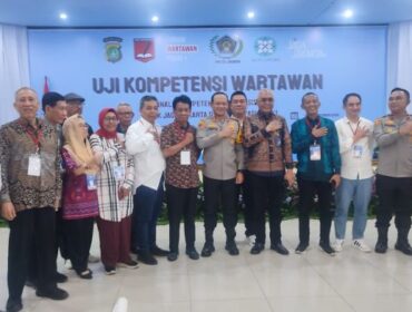 Ketua PWI Pusat aKhmad Munir dan Kapolda Metro Jaya Irjen Pol Asep Edi Suheri saat foto bersama dengan peserta UKW . (Foto : PWI)