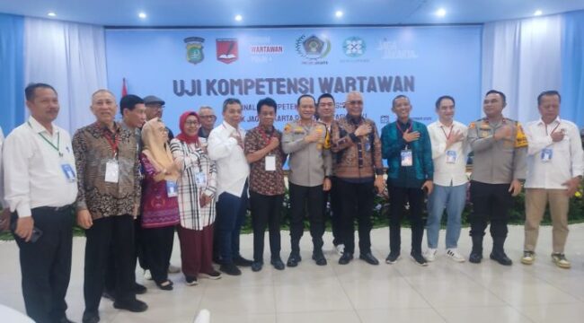 Ketua PWI Pusat aKhmad Munir dan Kapolda Metro Jaya Irjen Pol Asep Edi Suheri saat foto bersama dengan peserta UKW . (Foto : PWI)