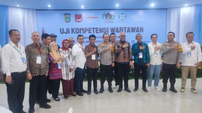 
					Ketua PWI Pusat aKhmad Munir dan Kapolda Metro Jaya Irjen Pol Asep Edi Suheri saat foto bersama dengan peserta UKW . (Foto : PWI)