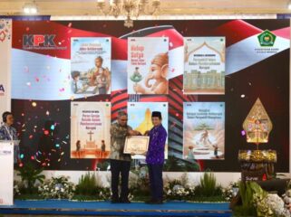 Menteri Agana Nasaruddin Umar saat menerima penghargaan dari KPK (Foto : Humas Kemenag)