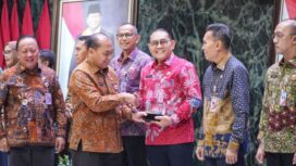 Sekda Pemprov DKI Jakarta Uus Kuswanto saat meberikan plakat penghargaan kepada Wali Kota Jakarta Pusat Arifin. (Foto : Kominfotik Jakpus)