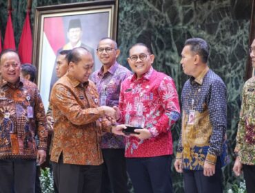 Sekda Pemprov DKI Jakarta Uus Kuswanto saat meberikan plakat penghargaan kepada Wali Kota Jakarta Pusat Arifin. (Foto : Kominfotik Jakpus)