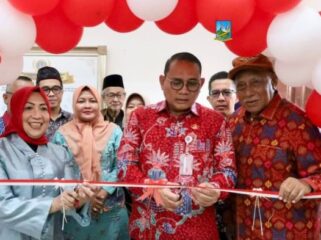 Wali Kota Jakarta Pusat Arifin Saat menggunting pita sebagai tanda diresmikannya Gerai KKMP. (Foto: Kominfotik Jakpus)