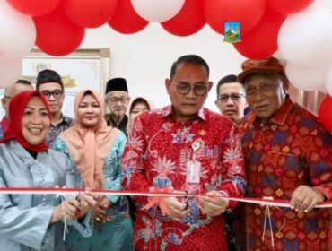 Wali Kota Jakarta Pusat Arifin Saat menggunting pita sebagai tanda diresmikannya Gerai KKMP. (Foto: Kominfotik Jakpus)