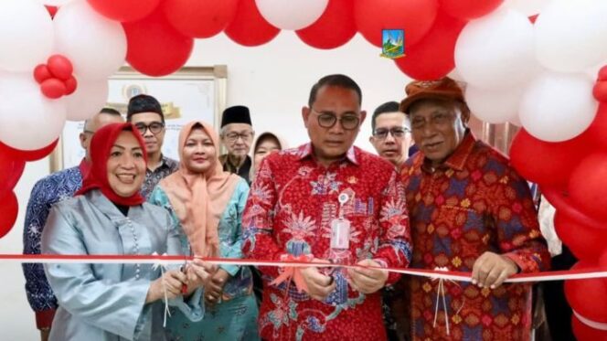 
					Wali Kota Jakarta Pusat Arifin Saat menggunting pita sebagai tanda diresmikannya Gerai KKMP. (Foto: Kominfotik Jakpus)