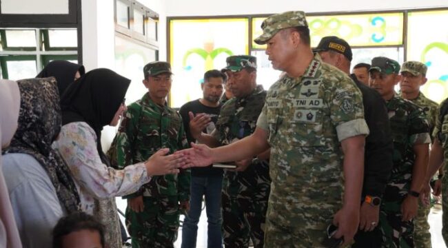 Wakil Panglima TNI,  Jenderal TNI Tandyo Budi Revita saat menyalami salah satu korban bencana banjir di Provinsi Aceh. (Foto Puspen TNI)