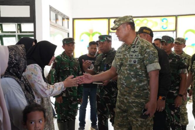
					Wakil Panglima TNI,  Jenderal TNI Tandyo Budi Revita saat menyalami salah satu korban bencana banjir di Provinsi Aceh. (Foto Puspen TNI)