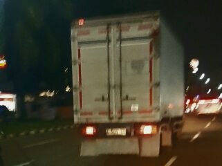 Penampakan mobil box bernomor polisi A 8132 CO yang dikendarai secara ugal-ugalan di jalan raya Gading Serpong (Foto: Istimewa)