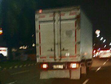 Penampakan mobil box bernomor polisi A 8132 CO yang dikendarai secara ugal-ugalan di jalan raya Gading Serpong (Foto: Istimewa)