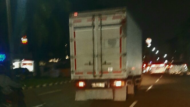 
					Penampakan mobil box bernomor polisi A 8132 CO yang dikendarai secara ugal-ugalan di jalan raya Gading Serpong (Foto: Istimewa)