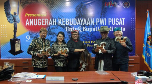 Dewan Juri Anugerah Kebudayaan PWI Pusat. (Foto 
