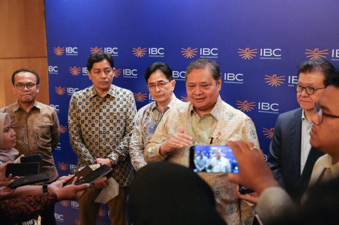 
					Menko Perekonomian Airlangga Hartarto saat meberikan keterangan kepada awak media. (Foto : Humas Kemenko Perekonomian)