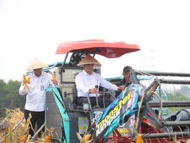 Menteri Pertanian Andi Amran Sulaiman (Mentan Amran) saat menghadiri Panen Raya Jagung Kuartal I Tahun 2026 Swasembada Jagung di Tembong Gunung, Desa Sukamahi, Kecamatan Cikarang Pusat, Bekasi, Kamis (8/1/2026). (Foto: Humas Kementan)