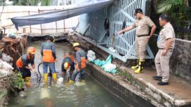 Wali Kota Jakarta Pusat Drs.Arifin M.AP. saat memberikan arahan kepada petugas SDA . (Foto:  Kominfotik Jakpus) 
