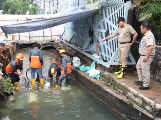 Wali Kota Jakarta Pusat Drs.Arifin M.AP. saat memberikan arahan kepada petugas SDA . (Foto:  Kominfotik Jakpus) 