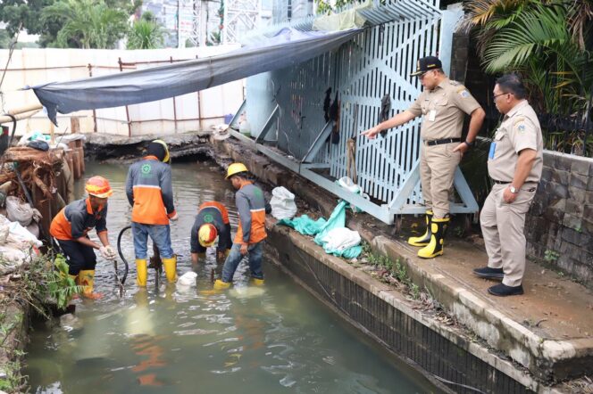 
					Wali Kota Jakarta Pusat Drs.Arifin M.AP. saat memberikan arahan kepada petugas SDA . (Foto:  Kominfotik Jakpus) 