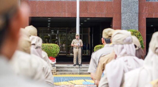 Wali Kota Arifin saat memimpin apel hari pertama tahun 2026. (Foto : Kominfotik Jakpus)