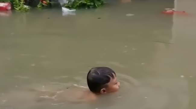 Suasana banjir di salah satu wilayah di Kabupaten Tangerang ( Foto: Dok. JEJAKNARASI.ID)