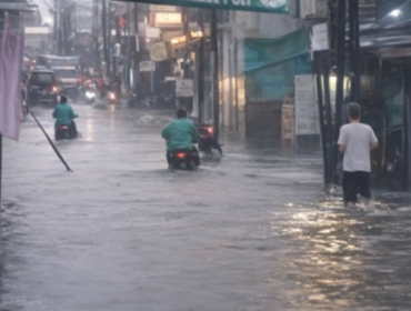Kondisi banjir di Cipadu, di jalan penghubung antara kota Tangerang dan Tangerang Selatan. (Dok. Jejaknarasi.id)