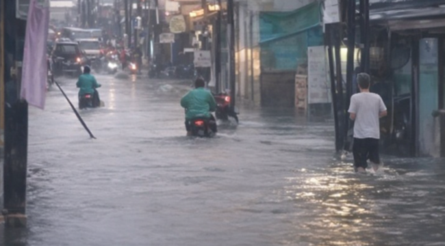 Kondisi banjir di Cipadu, di jalan penghubung antara kota Tangerang dan Tangerang Selatan. (Dok. Jejaknarasi.id)