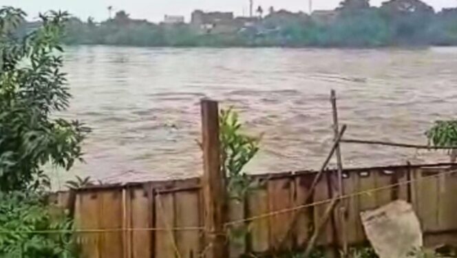 
					Kondisi debit air di dekat pintu air 10 Tangerang. (Foto: Istimewa)