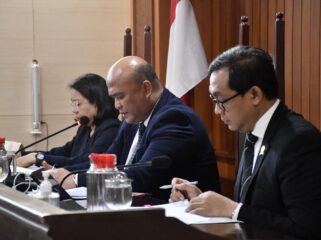 omisi Hilman Pujana (tengah)  didampingi dua anggotanya Mohammad Reza dan Eugenia Mardanugraha. (Foto: KPPU)