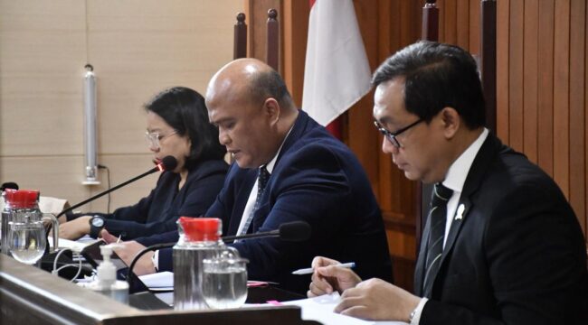 omisi Hilman Pujana (tengah)  didampingi dua anggotanya Mohammad Reza dan Eugenia Mardanugraha. (Foto: KPPU)