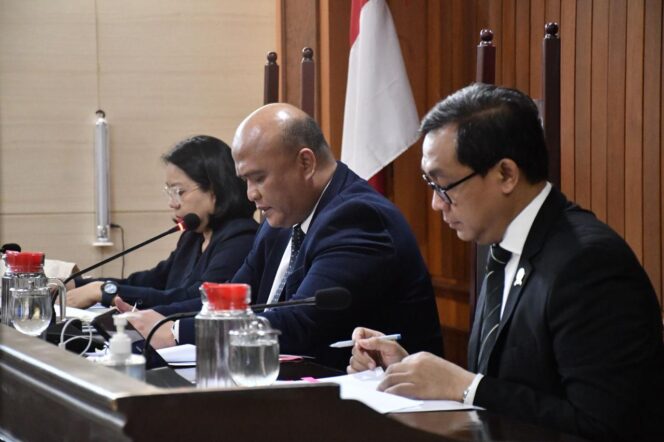 
					omisi Hilman Pujana (tengah)  didampingi dua anggotanya Mohammad Reza dan Eugenia Mardanugraha. (Foto: KPPU)