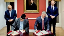 Menko Perekonomian Airlangga Hartarto saat menandatangani nota kerjasama dengan Pemerintahan Inggris . (Foto: Humas Kemenko Perekonomian)