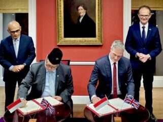 Menko Perekonomian Airlangga Hartarto saat menandatangani nota kerjasama dengan Pemerintahan Inggris . (Foto: Humas Kemenko Perekonomian)