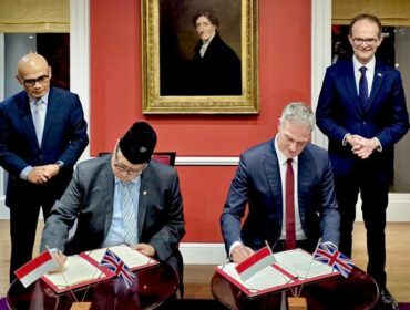 Menko Perekonomian Airlangga Hartarto saat menandatangani nota kerjasama dengan Pemerintahan Inggris . (Foto: Humas Kemenko Perekonomian)