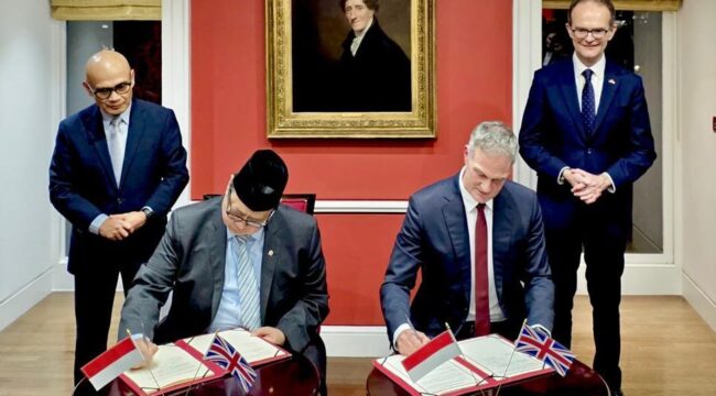 Menko Perekonomian Airlangga Hartarto saat menandatangani nota kerjasama dengan Pemerintahan Inggris . (Foto: Humas Kemenko Perekonomian)