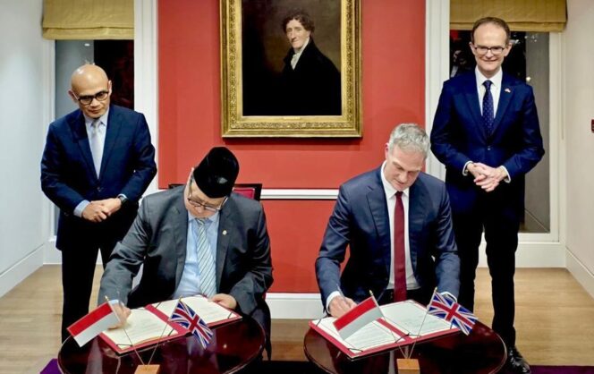 
					Menko Perekonomian Airlangga Hartarto saat menandatangani nota kerjasama dengan Pemerintahan Inggris . (Foto: Humas Kemenko Perekonomian)