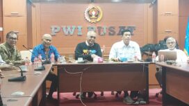 Ketua PWI Pusat Akhamad munir (tengah). (Foto: PWI Pusat)