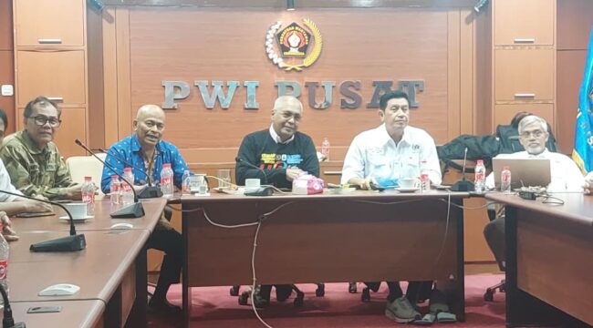 Ketua PWI Pusat Akhamad munir (tengah). (Foto: PWI Pusat)