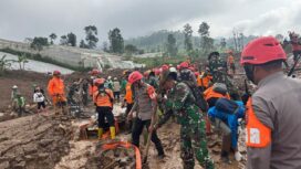 Para personil Tim SAR Batalyon B Sat Brimob saat bertugas di lokasi bencana longsor . (Foto: Humas Polri)
