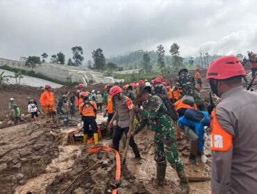 Para personil Tim SAR Batalyon B Sat Brimob saat bertugas di lokasi bencana longsor . (Foto: Humas Polri)
