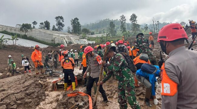Para personil Tim SAR Batalyon B Sat Brimob saat bertugas di lokasi bencana longsor . (Foto: Humas Polri)
