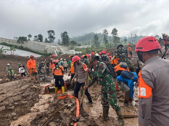 
					Para personil Tim SAR Batalyon B Sat Brimob saat bertugas di lokasi bencana longsor . (Foto: Humas Polri)
