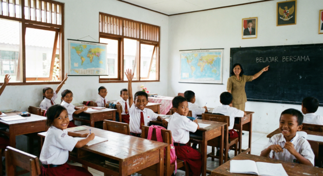
					Rutinitas belajar mengajar di hari pertama masuk sekolah pasca libur panjang (Foto: lmarena)