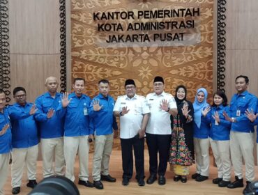 Wagub DKI Jakarta Rano Karno dan Wali Kota Jakarta Pusat Arifin saat foto bersama dengan ASN di lingkungan Kantor Wali Kota Jakpus usai menghadiri Isra Miraj. (Foto : Kominfotik Jakpus)