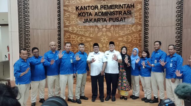 Wagub DKI Jakarta Rano Karno dan Wali Kota Jakarta Pusat Arifin saat foto bersama dengan ASN di lingkungan Kantor Wali Kota Jakpus usai menghadiri Isra Miraj. (Foto : Kominfotik Jakpus)